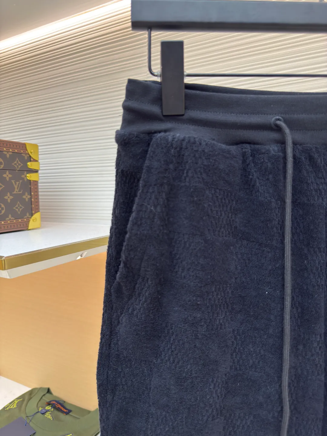 LOUIS VUITTON checkerboard cotton terry embroidered shorts ●Authentic product: 8700 purchase and development ●Item number: 1680612-A45 ●Material: terry fabric ●Technology: embroidery production ●Version: fitted version ●Weight: about 260 grams ●Size: uitton Deosee logo embroidered on front. The overall wiring is straight and delicate, the fabric is comfortable and soft, and the color is consistent without color difference. It can be matched with the same style to create a fashionable look and control various occasions. Customized accessories, complete with three standards, same style for men and women!